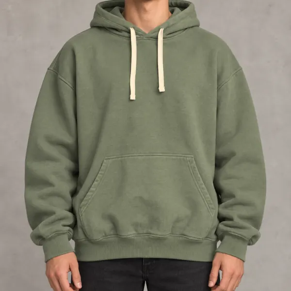 Le même sweat porté, sur fond gris neutre.
