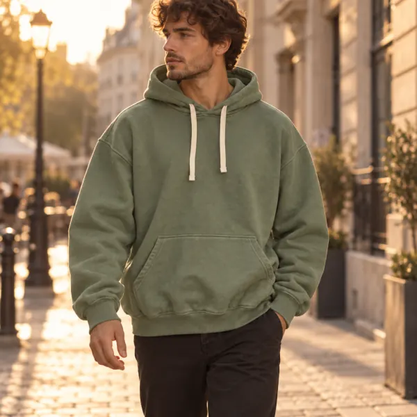 Le même sweat porté dans une rue, lumière de fin de journée.